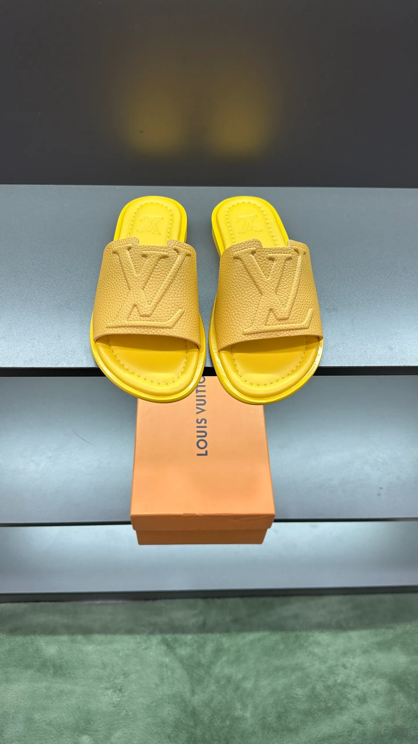 P300 🔍LV Men's Spring and Summer Slippers Counter Synchronization. The uppers are imported cowhide fabrics from Italy, with logo graphics and high-quality craftsmanship. Soles: original soles specially provided by the original factory. Exclusive movable molded soles are super comfortable. Original factory follow-up orders. 🔍🔍High quality. You can enter and leave the counter at will. Welcome to compare. Code number 38-45 No. 058
